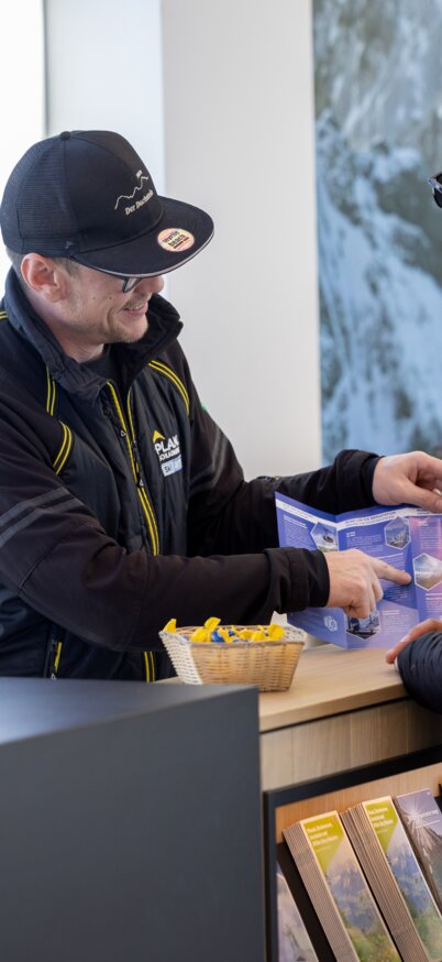 Ein Mitarbeiter berät einen Gast persönlich. | © Harald Steiner