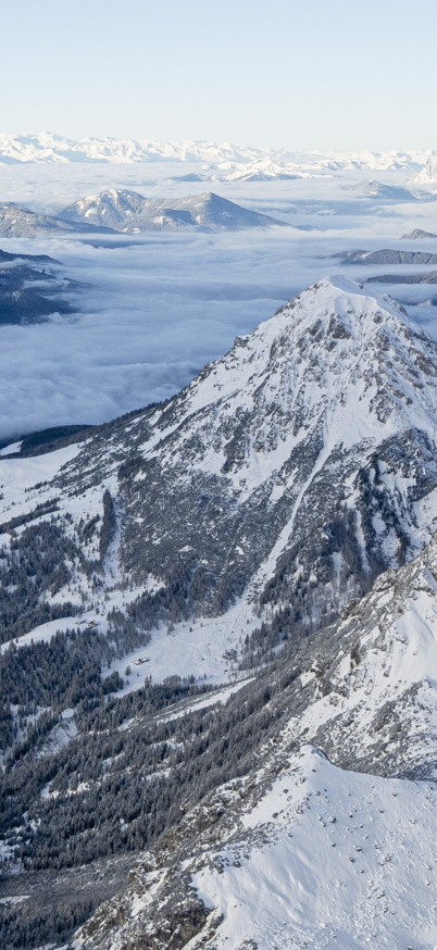 Aussicht auf schneebedeckte Berge und Wolkenmeer am Dachstein.  | © Sabrina Melcher