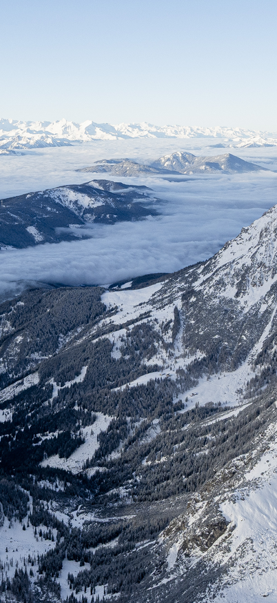 Aussicht auf schneebedeckte Berge und Wolkenmeer am Dachstein.  | © Sabrina Melcher