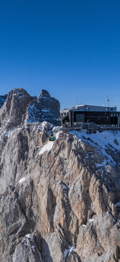 Blick auf das Dachsteinpanorama mit dem Dachstein Gletscher und den markanten Gipfeln der Region Schladming-Dachstein in den österreichischen Alpen. | © René Eduard Perhab
