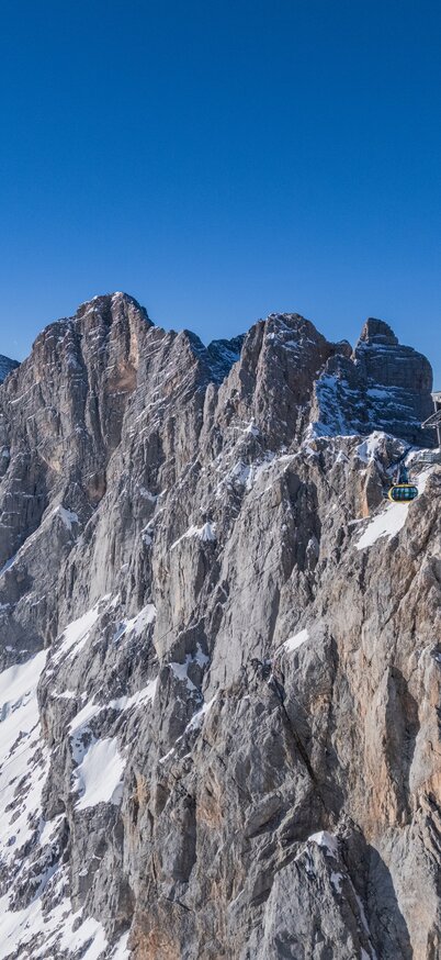 Blick auf das Dachsteinpanorama mit dem Dachstein Gletscher und den markanten Gipfeln der Region Schladming-Dachstein in den österreichischen Alpen. | © René Eduard Perhab