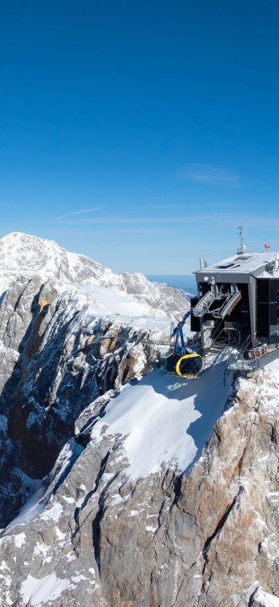 Blick auf das Dachsteinpanorama mit dem Dachstein Gletscher und den markanten Gipfeln der Region Schladming-Dachstein in den österreichischen Alpen. | © Josh Absenger