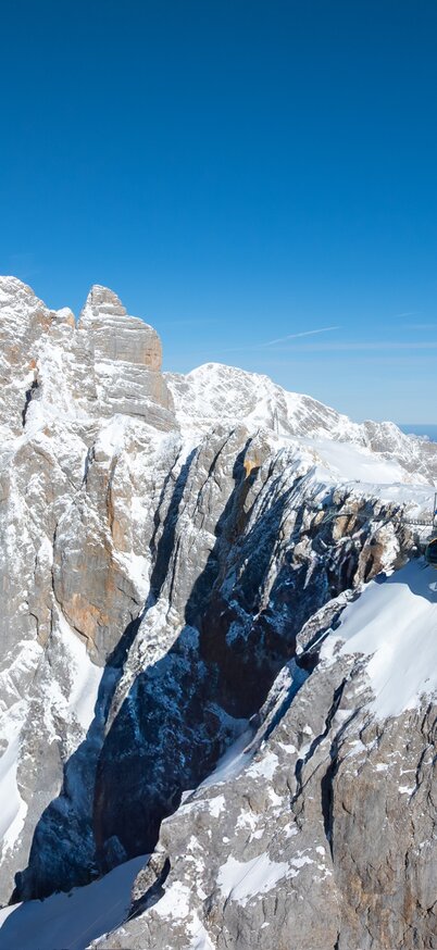 Blick auf das Dachsteinpanorama mit dem Dachstein Gletscher und den markanten Gipfeln der Region Schladming-Dachstein in den österreichischen Alpen. | © Josh Absenger