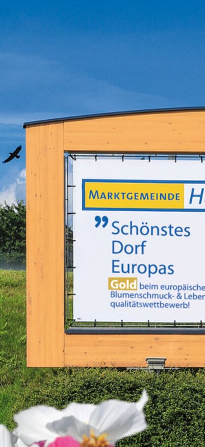 Haus im Ennstal, Steiermark, Oesterreich (Austria), 16.07.2014: Haus im Ennstal ist Oesterreich-Kandidat in der Kategorie Dorf des europaeischen Blumenschmuck- und Lebensqualitaetswettbewerbs Entente Florale Europe. Im Bild: die Ortseinfahrt Haus Mitte mit Blumenschmuck | © (c) Martin Huber - all rights reserved