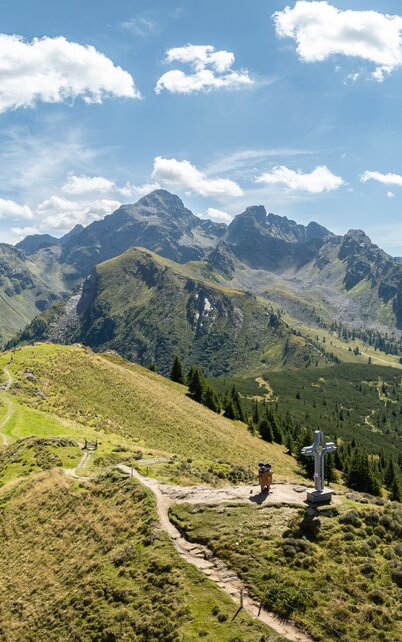 Gipfelkreuz am Hauser Kaibling mit weitem Blick über die Schladminger Tauern. | © Josh Absenger