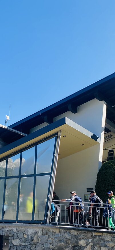 Talstation der Schladminger Tauern-Seilbahn im Ort Haus mit wartenden Gästen und einer Gondel – Ausgangspunkt für Wanderungen und Ausflüge mit der Sommercard. | © Hauser Kaibling