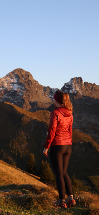 Wanderin genießt den Ausblick auf die herbstlichen Berge am Hauser Kaibling. | © Michaela Gamperer