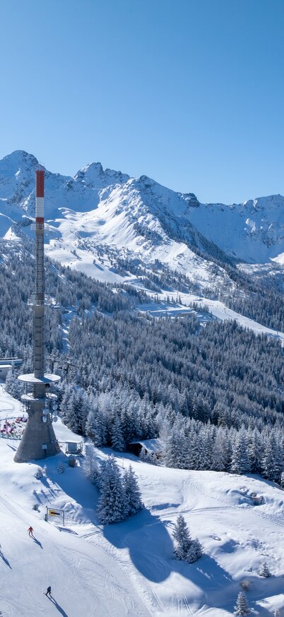Senderplateau Hauser Kaibling mit Sender und 8er-Sesselbahn Kaiblinggrat im Winter mit Drohne fotografiert. | © Josh Absenger