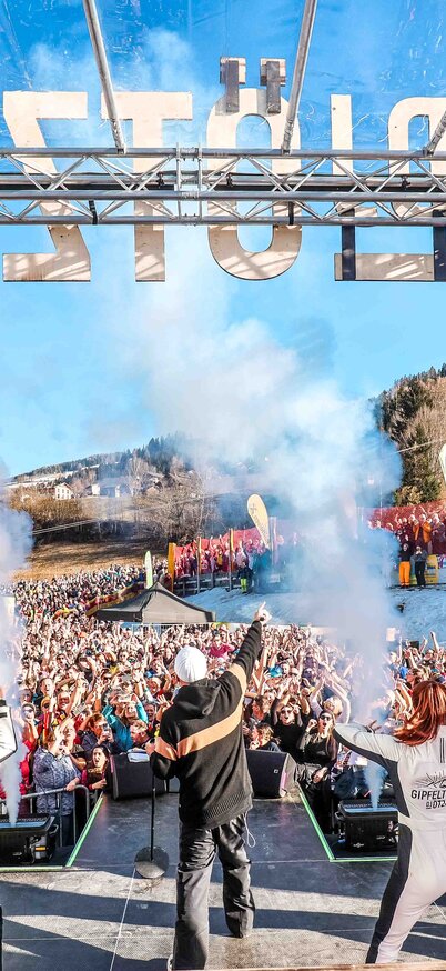 DJ Ötzi at Hauser Kaibling at the open-air concert with dancers, show effects, après-ski atmosphere and alpine scenery. | © Daniel Scharinger