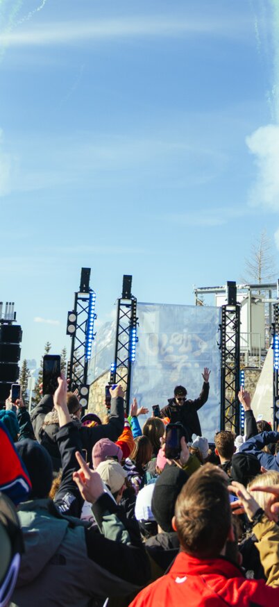 Buntes Feuerwerk steigt neben dem markanten Sendeturm am Hauser Kaibling in den Himmel, davor jubelt die Menschenmenge bei dem Open-Air-Event "Reif für die Insel". | © Moritz Weichselberger