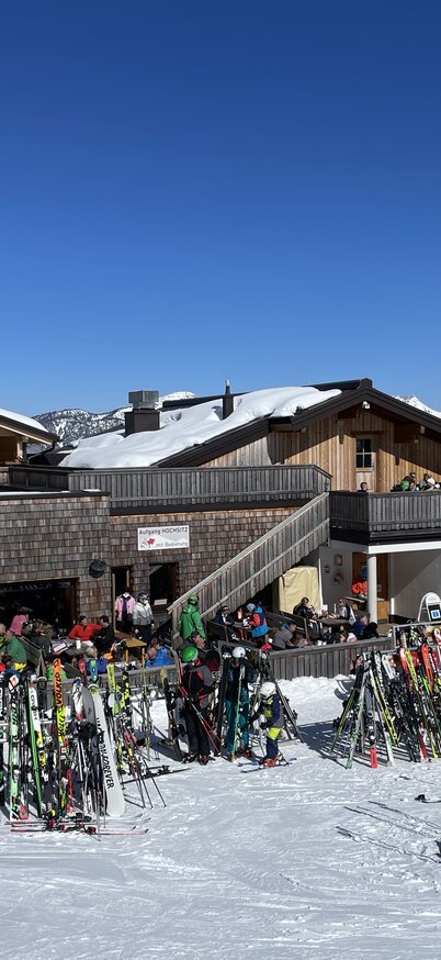 Winterliche Außenansicht der Du & I Alm am Hauser Kaibling mit vielen Skifahrern und abgestellten Skiern vor der Hütte. | © Hauser Kaibling