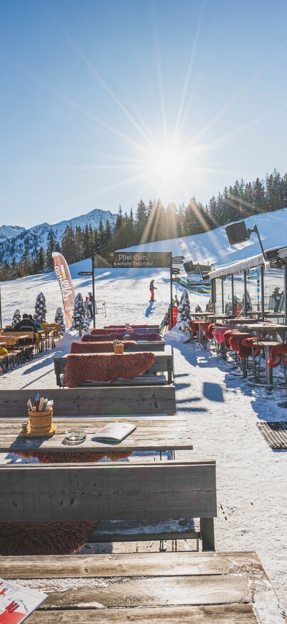 Sonnenterrasse der Knapplhütte am Hauser Kaibling mit Panoramablick auf die Berge. | © Natur- und Wellnesshotel Höflehner GmbH