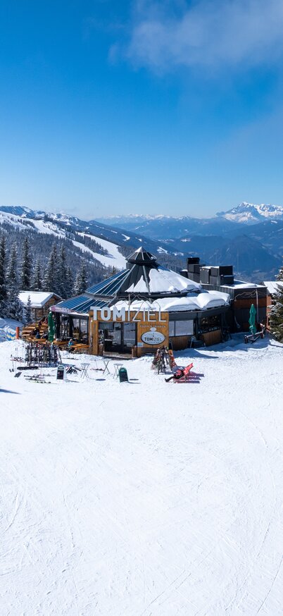 Luftaufnahme des TOMiziel Restaurants im Skigebiet Hauser Kaibling mit angrenzender Sonnenterrasse und Skibereich. | © Josh Absenger