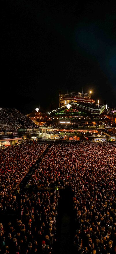A view of the packed Planai Stadium from the spectators’ perspective at the 2025 Ski Opening | © Daniel Scharinger