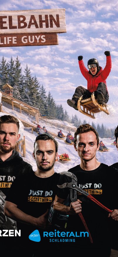 Sieben Personen im Vordergrund, im Hintergrund eine Rodelbahn mit Abfahrer | © The Real Life Guys, KI-Info: ChatGPT