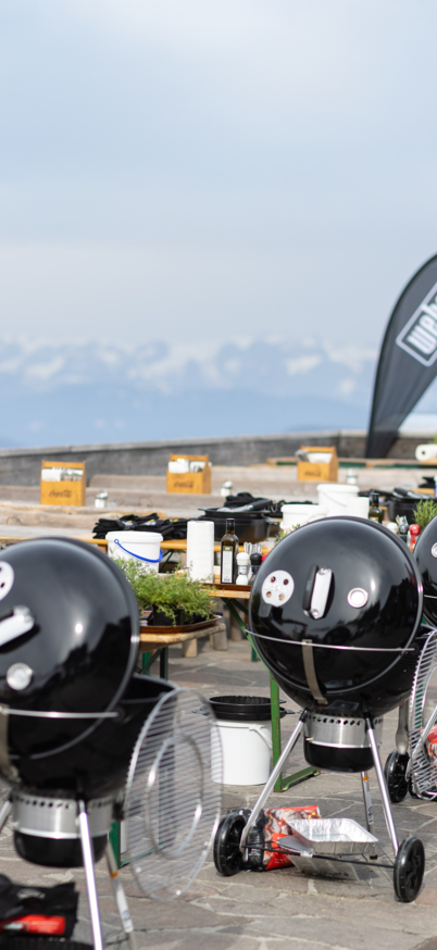 Die Griller der Firma Weber stehen auf der Terrasse der Schafalm für das WIitergrillevent bereit | © Harald Steiner - Fotografie