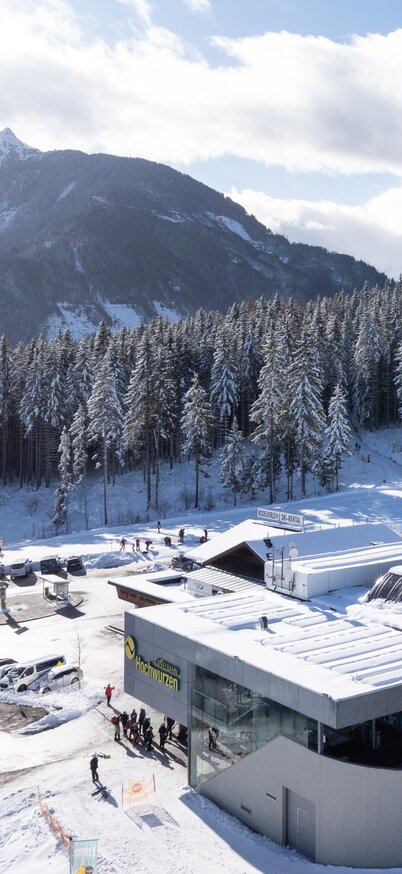 Die Gipfelbahn Hochwurzen Talstation ist mit dem Auto und dem Bus erreichbar. | © Josh Absenger