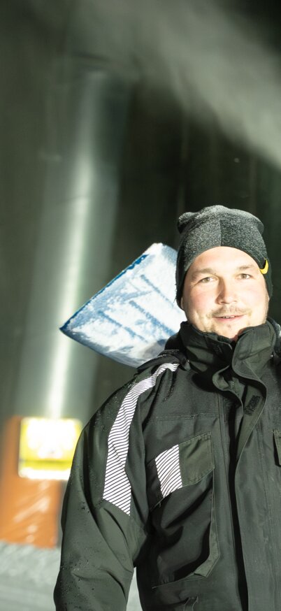 Eine Person mit Schaufel bei Nacht | © Josh Absenger