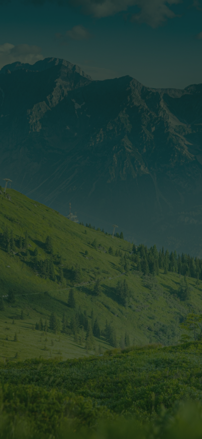 Ein Blick von der Wanderung auf der Krahbergzinken in Richtung Planai Gipfel im Sommer | © Josh Absenger