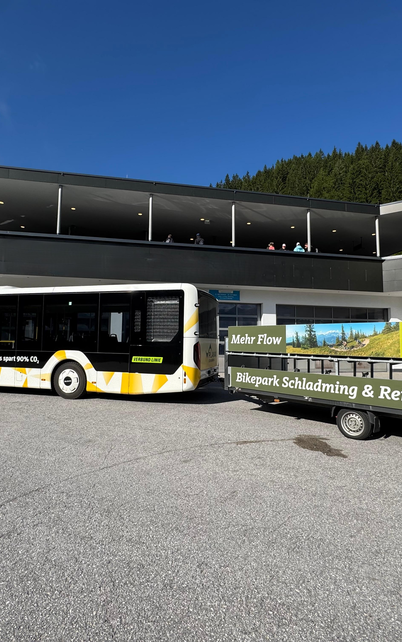 Bikebus mit Anhänger für Räder vor der Reiteralm Talstation | © Planai Bahnen