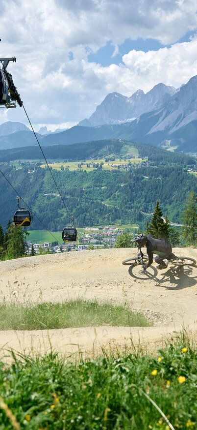 Zwei Radfahrer auf einer Downhill-Strecke im Bikepark Schladming. | © Dietmar Koerbler