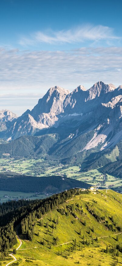 Panoramablick auf die Planai und das Dachsteinmassiv | © Josh Absenger Panorama-Ausblick auf das Dachsteinmassiv und das Ennstal bei klarem Himmel oberhalb von Schladming. | © Josh Absenger