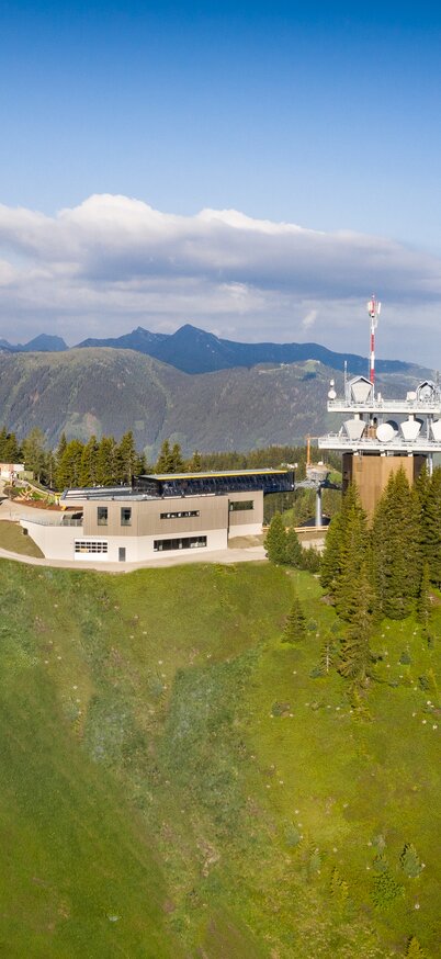 Drohnenshot der Planai Bergstation im Sommer | © Josh Absenger