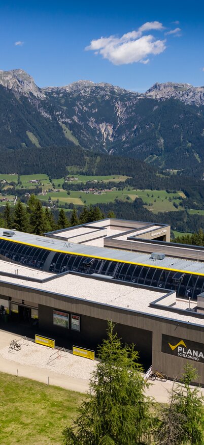 Drohnenfoto Bergstation Planai | © Josh Absenger