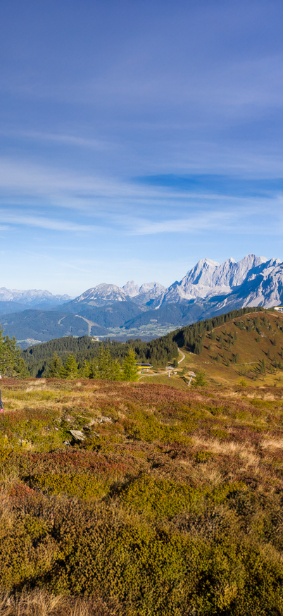 Ein Paar beim Wandern auf der herbstlichen Planai in Schladming | © Josh Absenger