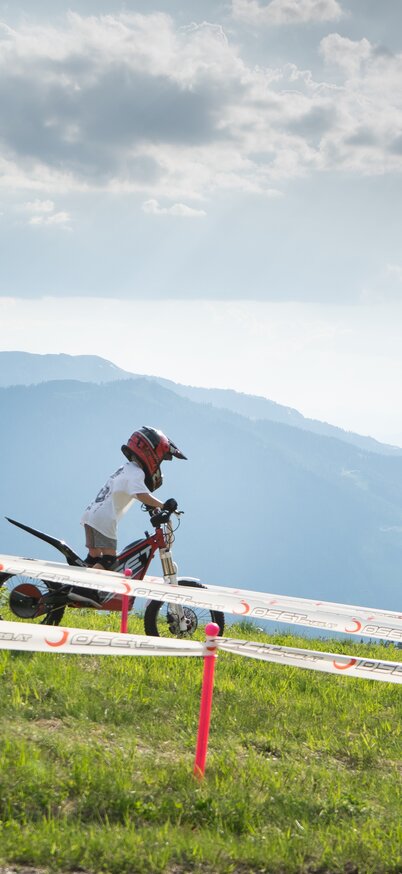 Ein Kind mit der E-Trial unterwegs im Trial Park auf der Planai | © Trialstars | Josh Absenger