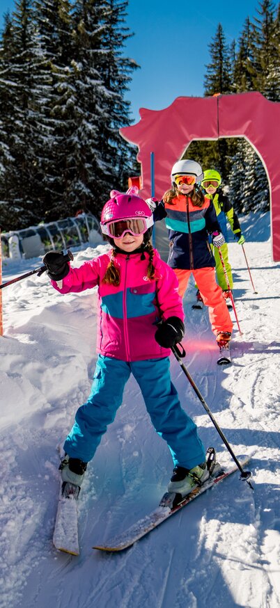 Hopsi Winterkinderland für Kinder auf der Planai im Winter | © Christine Höflehner Kinder beim Skifahren im Hopsi Winterkinderland auf der Planai | © Christine Höflehner