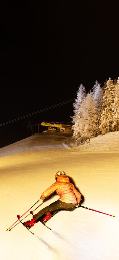 Ein guter Skifahrer zieht bei Flutlicht auf der Hochwurzen seine Schwünge in den Schnee | © Martin Huber | Thomas Kovacsics 