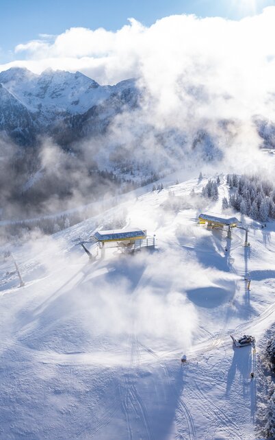 Die Schneekanonen laufen auf Hochtouren rund um den Planai Gipfel | © Josh Absenger