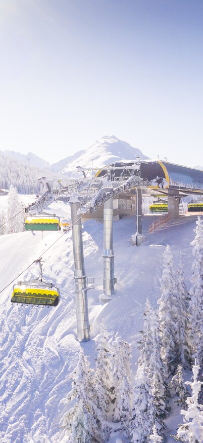 Lärchkogelbahn auf der Planai an einem sonnigen Wintertag mit verschneiter Berglandschaft | © Josh Absenger