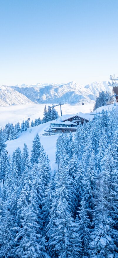 Verschneite Winterlandschaft mit Blick auf die Bergstation der Planai in Schladming | © Josh Absenger