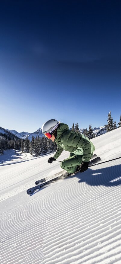 Eine Skifahrerin beim Skifahren auf der Schladminger Planai | © Mirja Geh