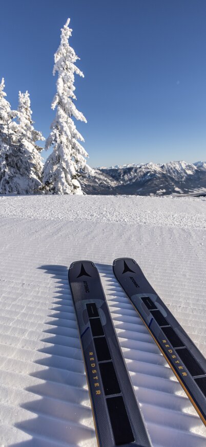 Skigenuss auf der Planai | © Mirja Geh Ein Paar Ski bereit für die ersten Schwünge auf der Planai | © Mirja Geh