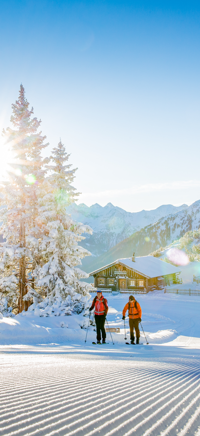 Gemeinsam Skitour auf die Hochwurzen an einem sonnigen Tag | © René Eduard Perhab