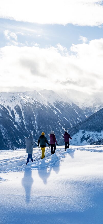 Vier Personen wandern durch tief verschneite Landschaft auf der Hochwurzen | © Gerald Oberreiter