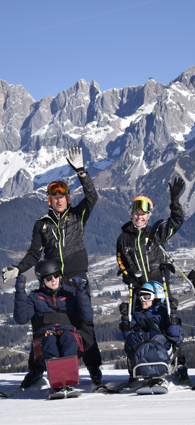 Die Skilehrer der Freizeit PSO mit drei Rollstuhlfahrern auf der Piste | © Freizeit-PSO 