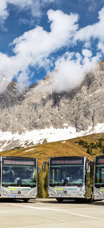 Moderne Busflotte der Ramsauer Verkehrsbetriebe in Ramsau am Dachstein | © Loretta Kvitek