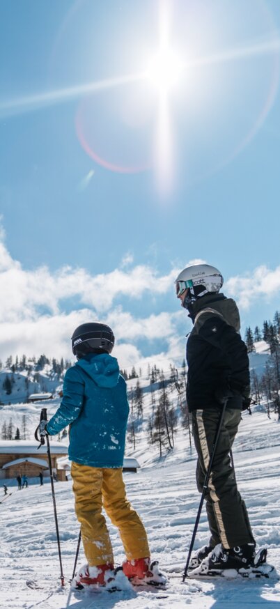 Mama und Kind stehen auf der Piste in der Fageralm. | © Gerald Gruenwald