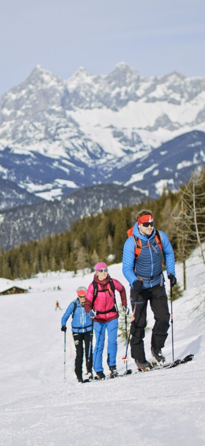Am Rand gehen 3 Tourengeher die Route auf der Fageralm hinauf | © Gerald Grünwald