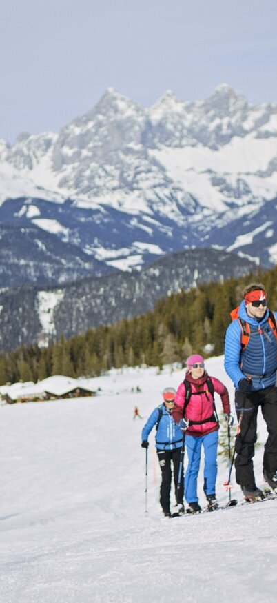 Am Rand gehen 3 Tourengeher die Route auf der Fageralm hinauf | © Gerald Grünwald