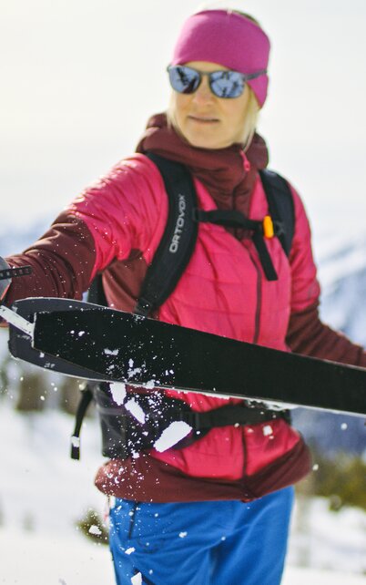 Eine Dame klebt das Fell auf ihre Tourenski und macht sich bereit für die Tour auf die Fageralm. | © Gerald Grünwald