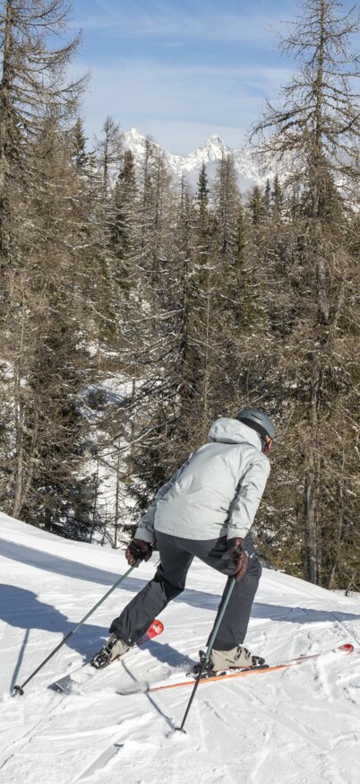 Ein Skifahrer fährt bei der Schuss-Strecke auf der Reiteralm hinunter. | © Lorenz Masser