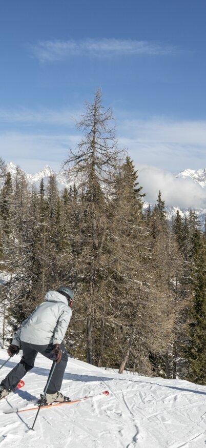 Ein Skifahrer fährt bei der Schuss-Strecke auf der Reiteralm hinunter. | © Lorenz Masser