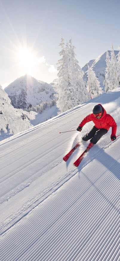 Ein Skifahrer fährt die perfekt präparierte Piste der Reiteralm hinunter. | © MirjaGeh.com