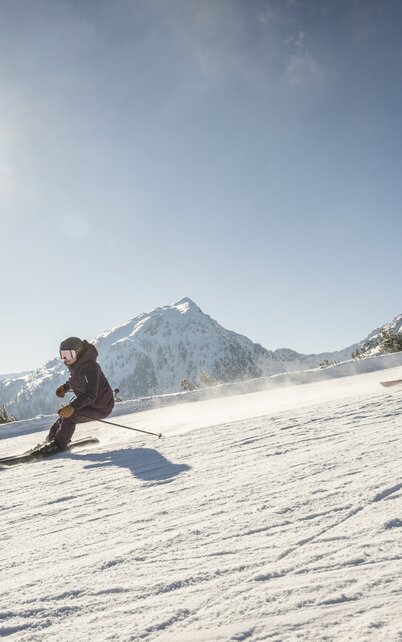 2 Skifahrer fahren auf den perfekt präparierten Pisten der Reiteralm. | © Lorenz Masser