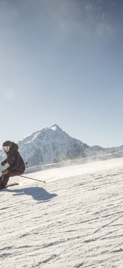 2 Skifahrer fahren auf den perfekt präparierten Pisten der Reiteralm. | © Lorenz Masser